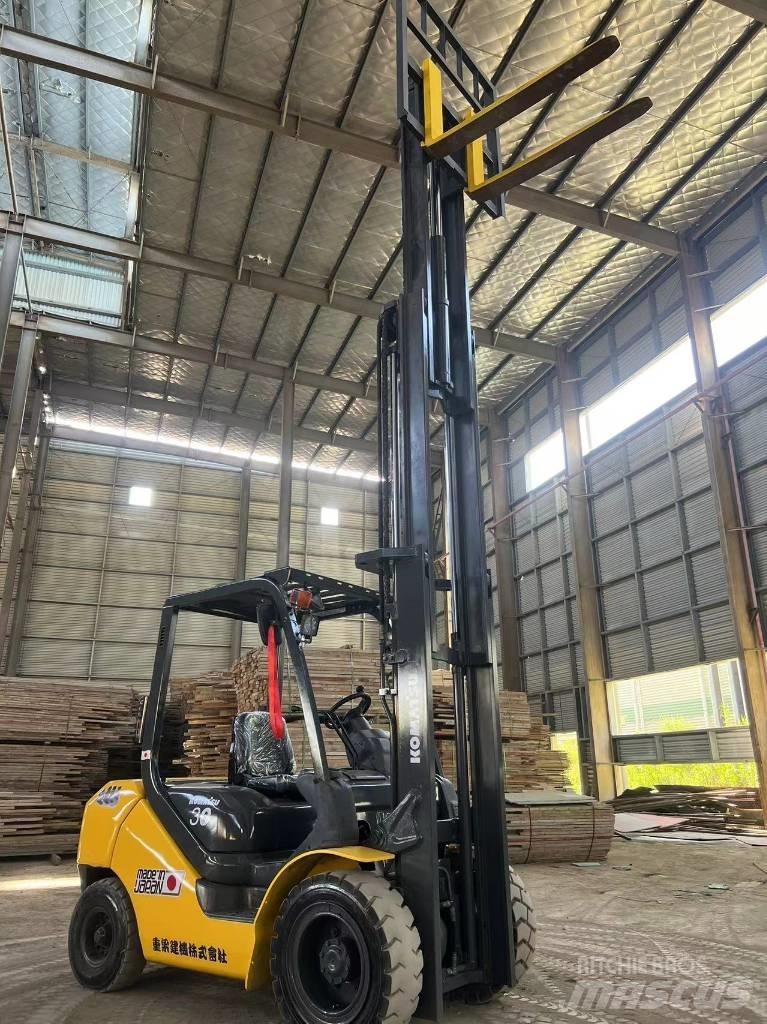 Komatsu FD 30 T-17 디젤 지게차