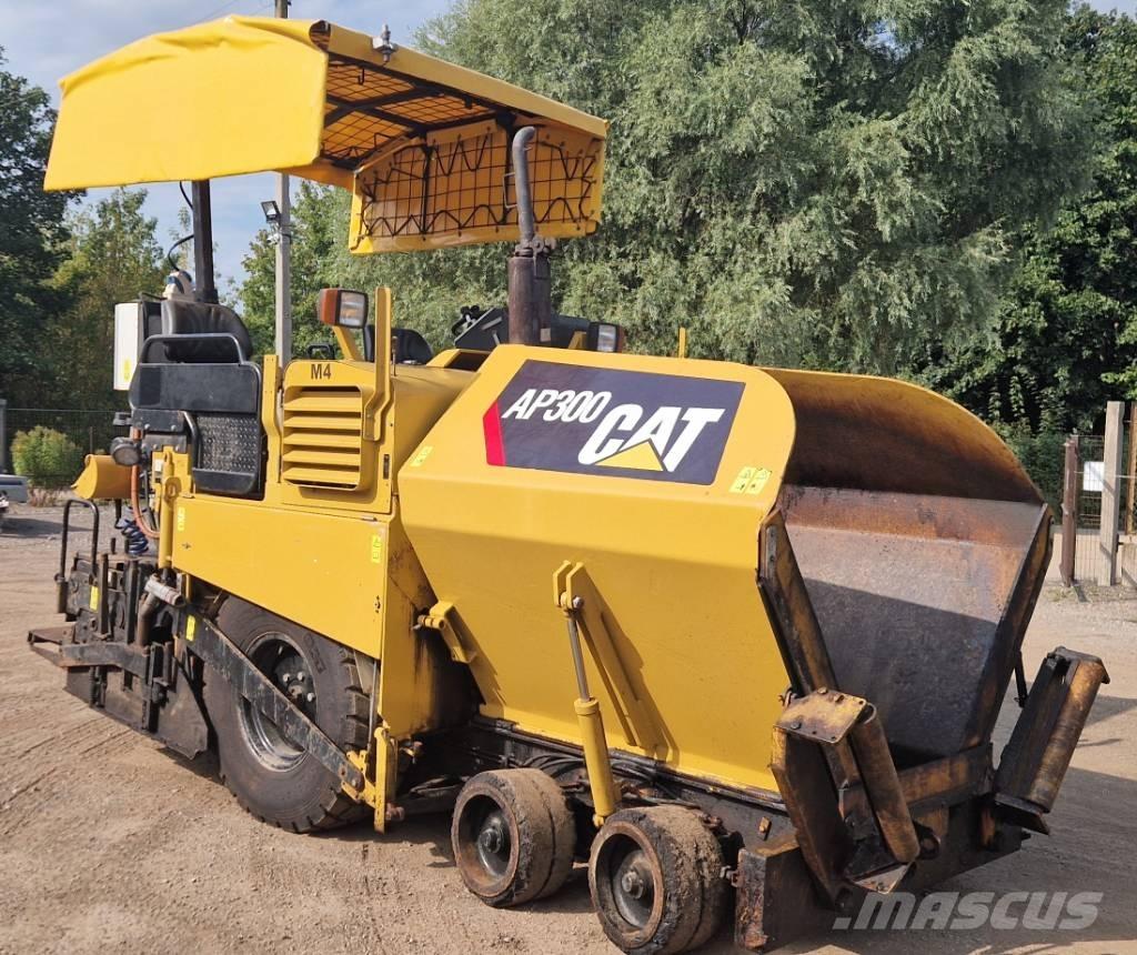 CAT AP300 아스팔트 포장장비