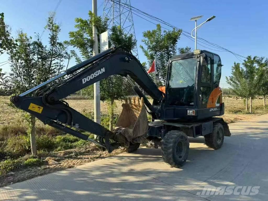 Doosan DX 60 소형 굴삭기 7톤 미만