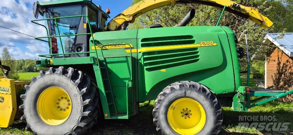 John Deere 7300 자동 초지기계