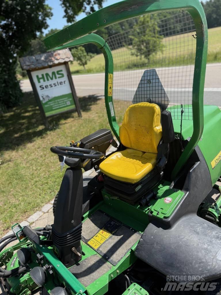 John Deere 8800 탑승형 잔디깎기