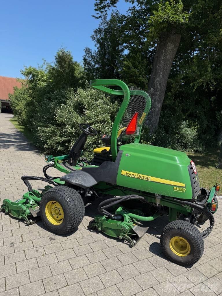 John Deere 8800 탑승형 잔디깎기