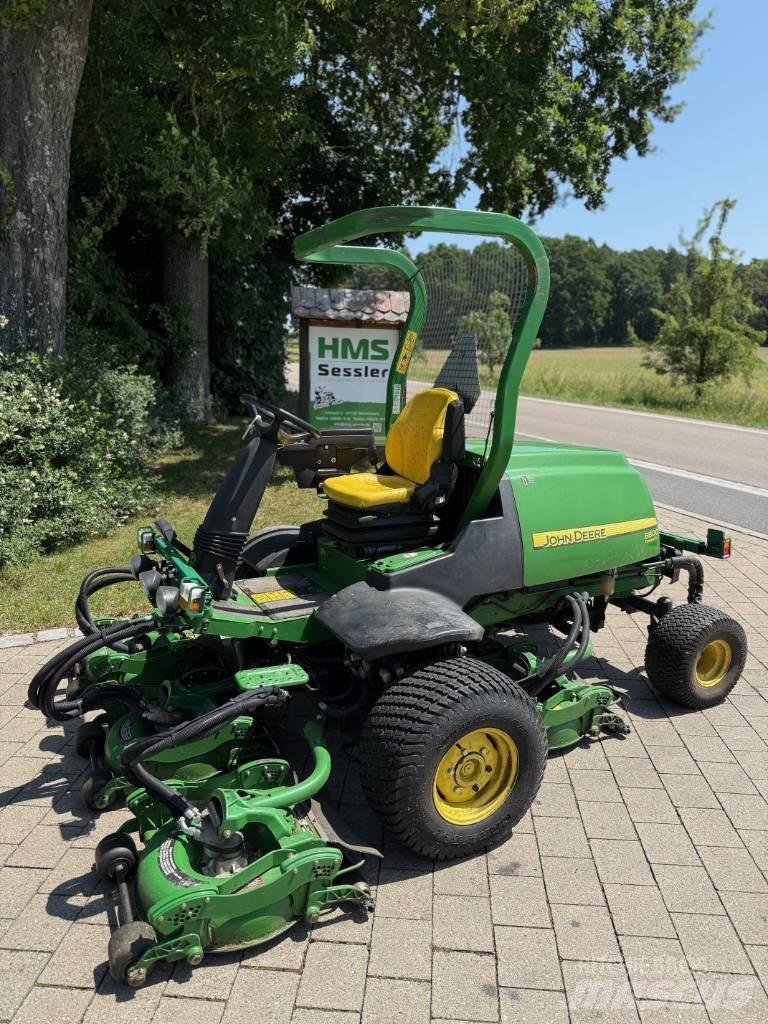 John Deere 8800 탑승형 잔디깎기