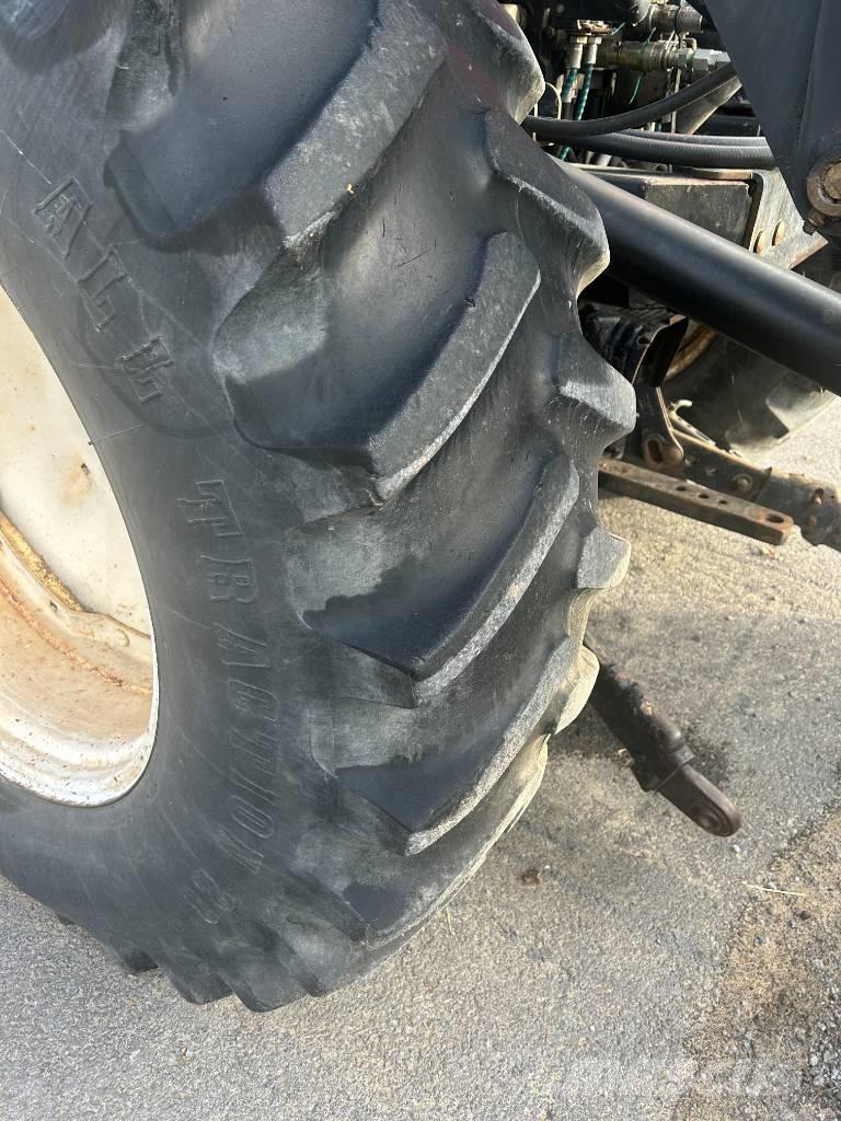 New Holland TV 140 트랙터