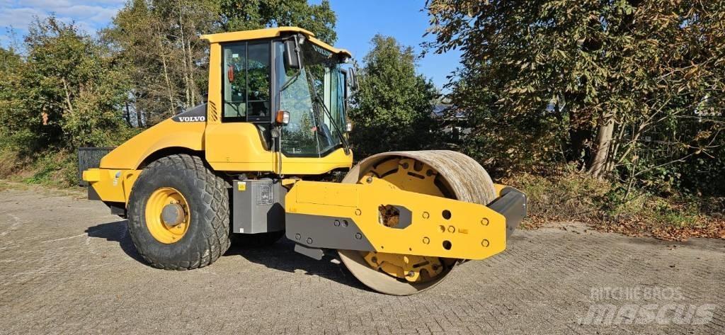 Volvo SD 135 B 싱글 드럼 롤러