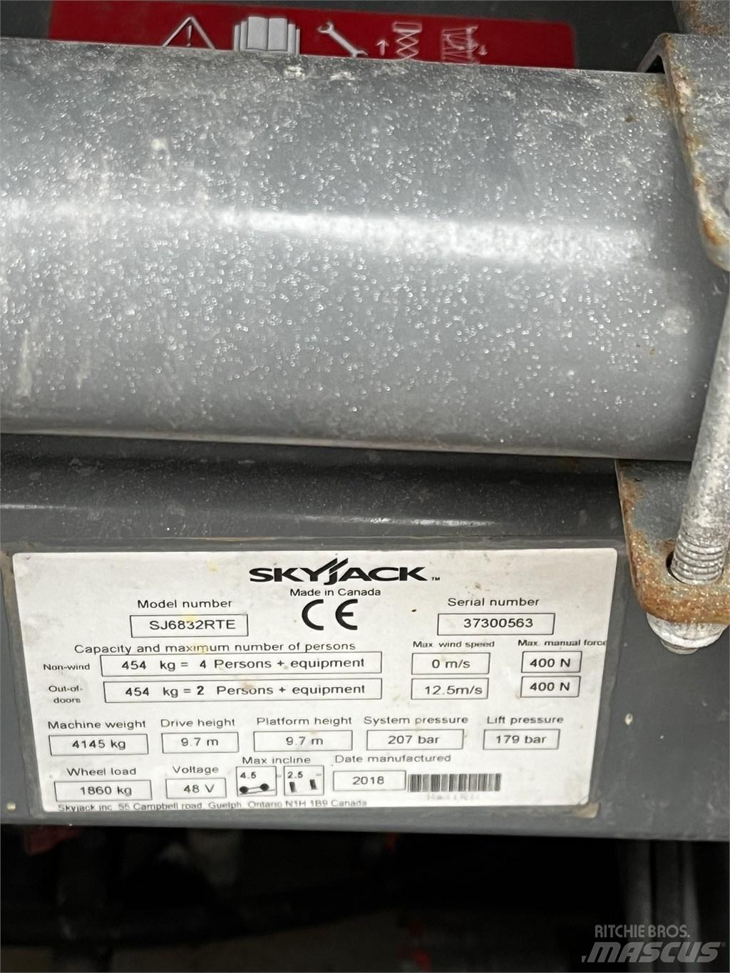 SkyJack SJ 6832 RTE 가위형 리프트