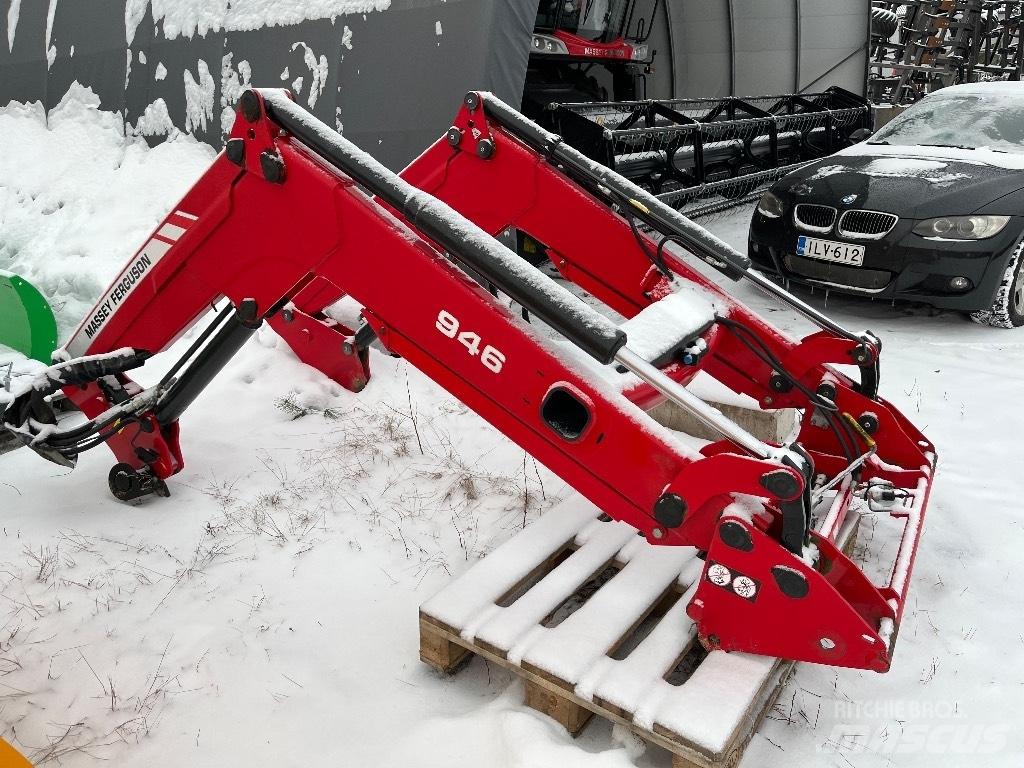 Massey Ferguson 945 프론트 로더 및 굴착기