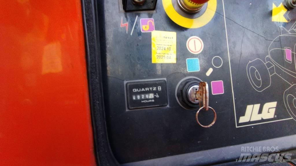 JLG 800 AJ 관절형 전동이동 리프트