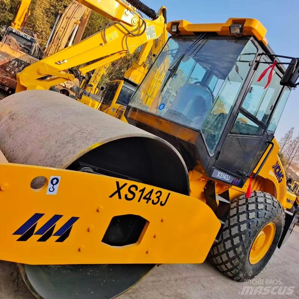 XCMG XS 142 J 싱글 드럼 롤러