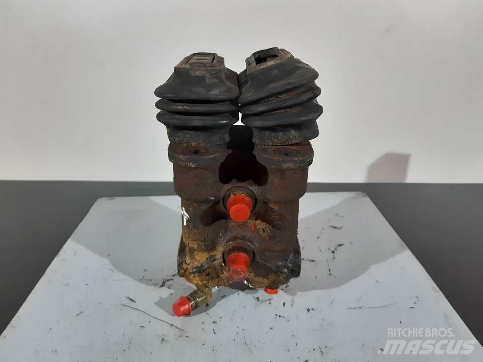 CAT 312B 캐빈 및 인테리어