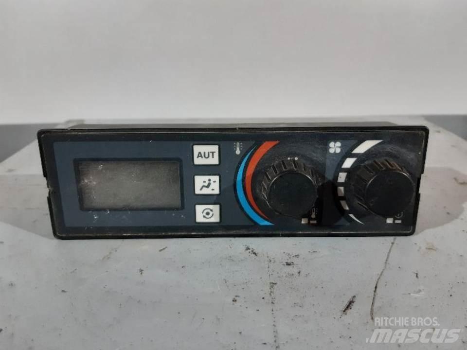 CAT 312CL 캐빈 및 인테리어