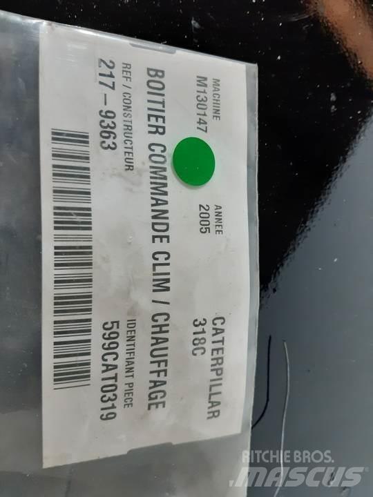 CAT 318C 캐빈 및 인테리어