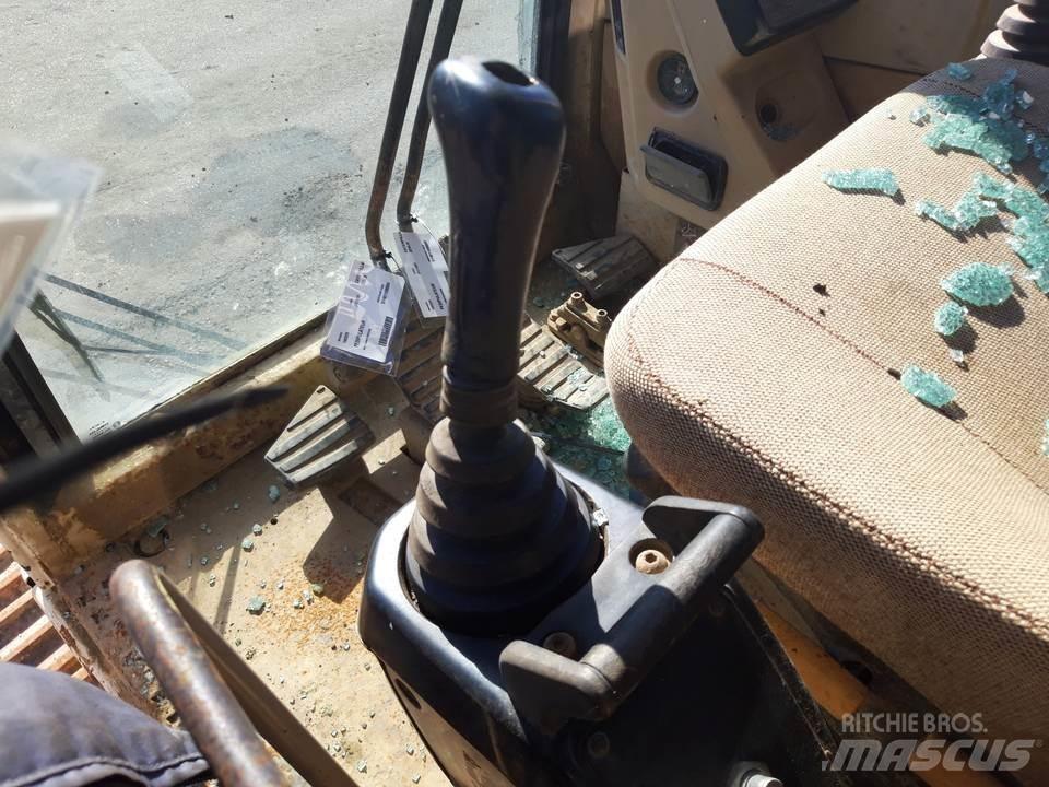 CAT 325LN 캐빈 및 인테리어