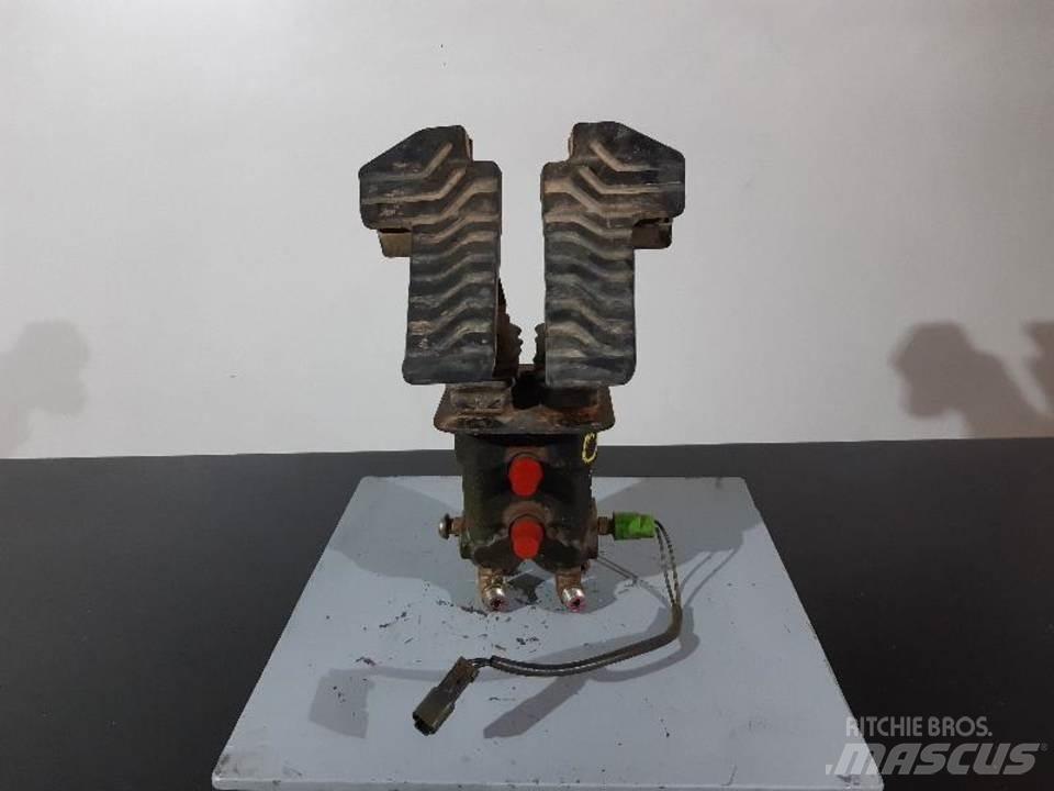 CAT 330C 캐빈 및 인테리어