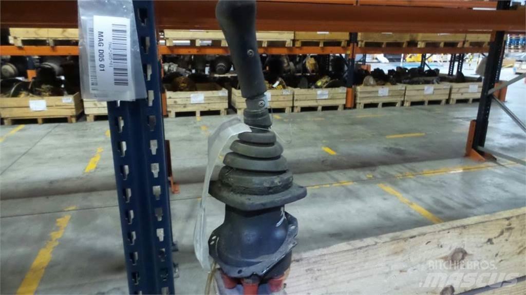CAT 330L 캐빈 및 인테리어