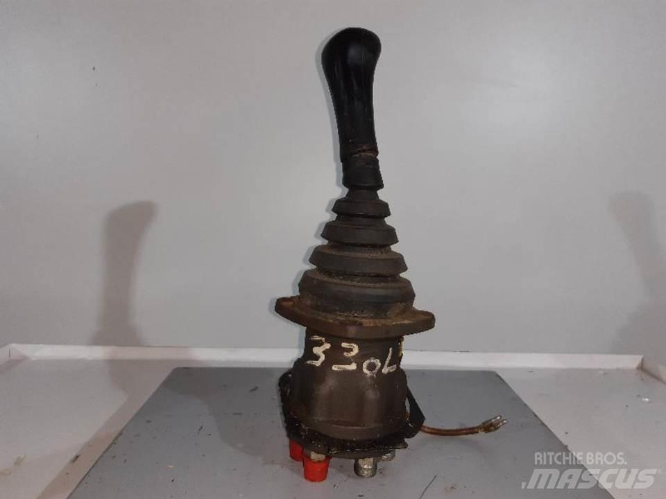 CAT 330L 캐빈 및 인테리어