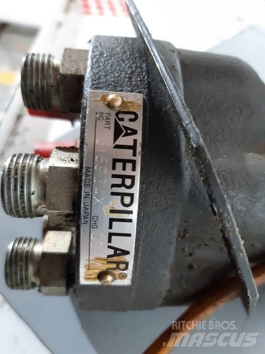 CAT 330L 캐빈 및 인테리어