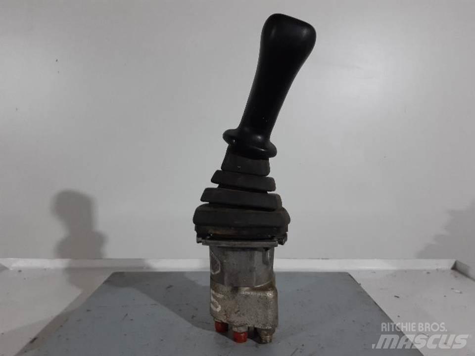 CAT 432D 캐빈 및 인테리어