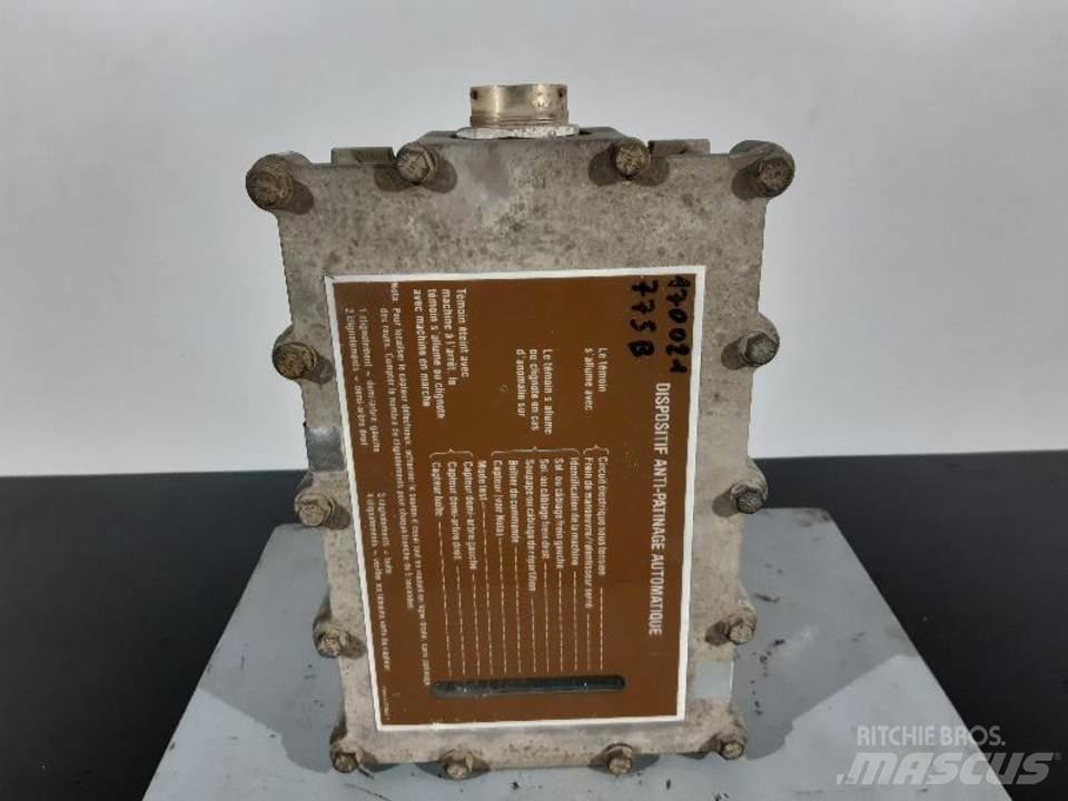 CAT 775B 캐빈 및 인테리어