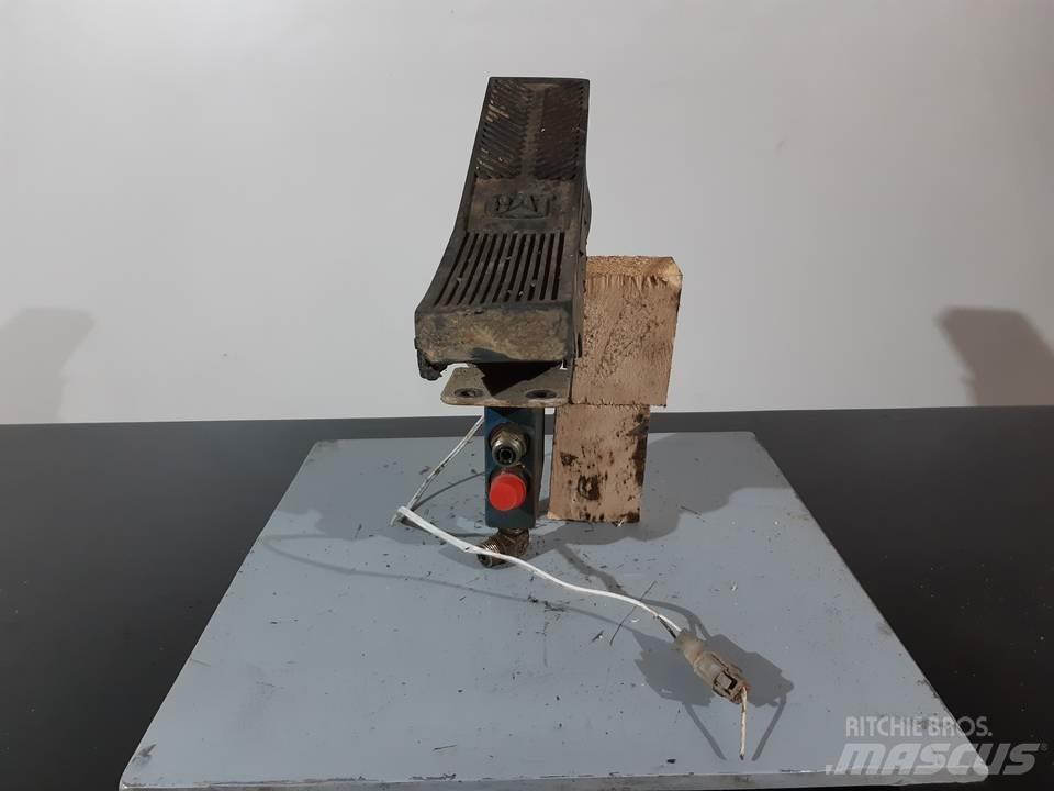 CAT M312 캐빈 및 인테리어