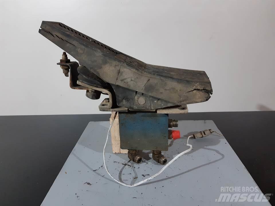 CAT M312 캐빈 및 인테리어