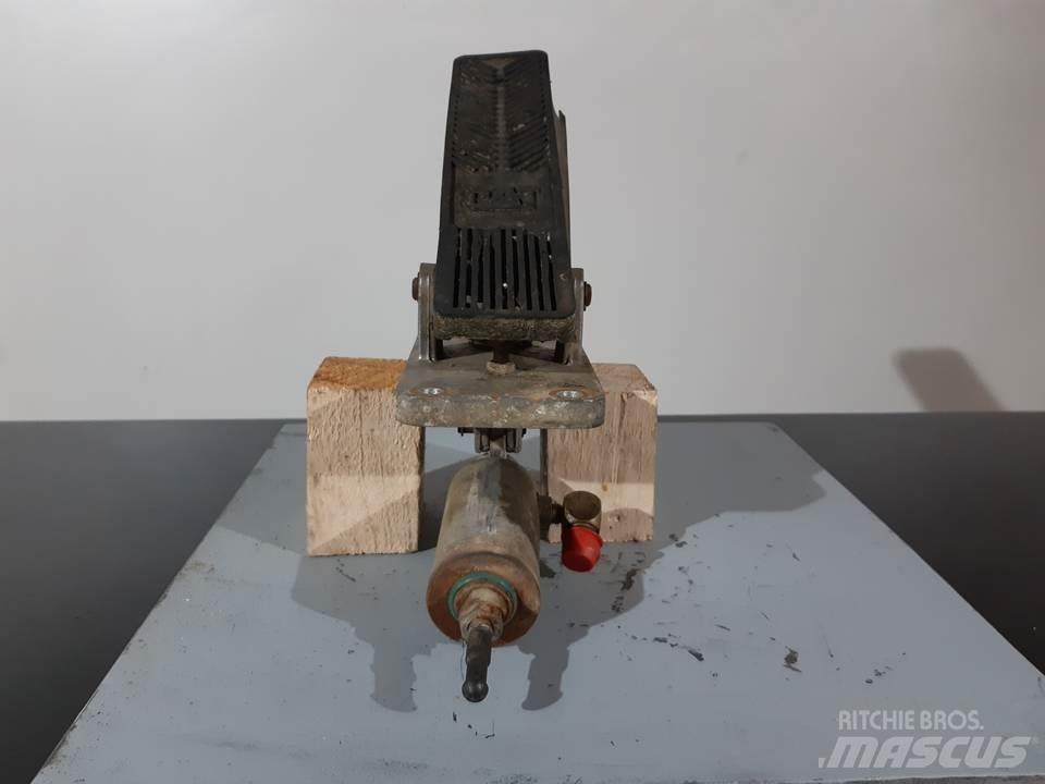 CAT M312 캐빈 및 인테리어