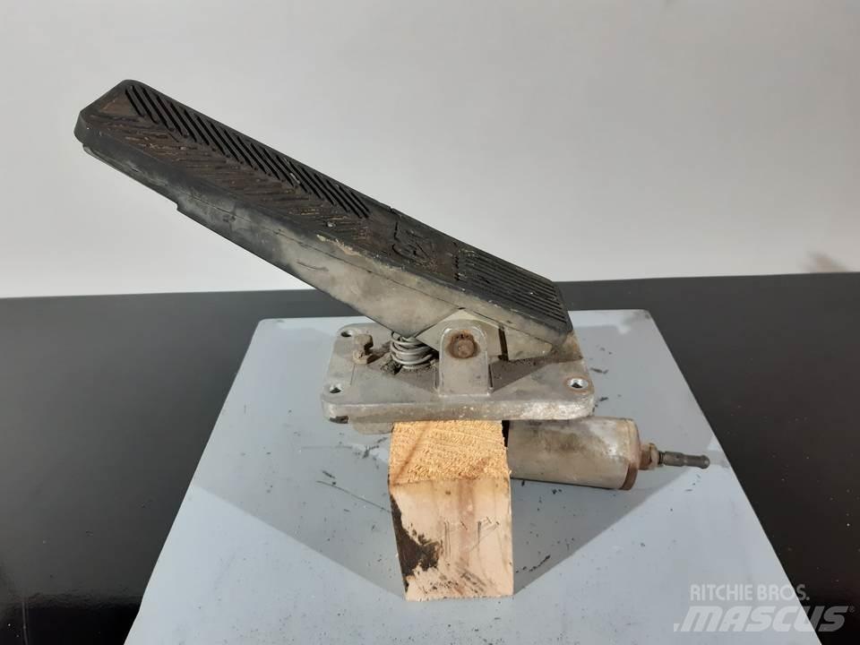 CAT M312 캐빈 및 인테리어