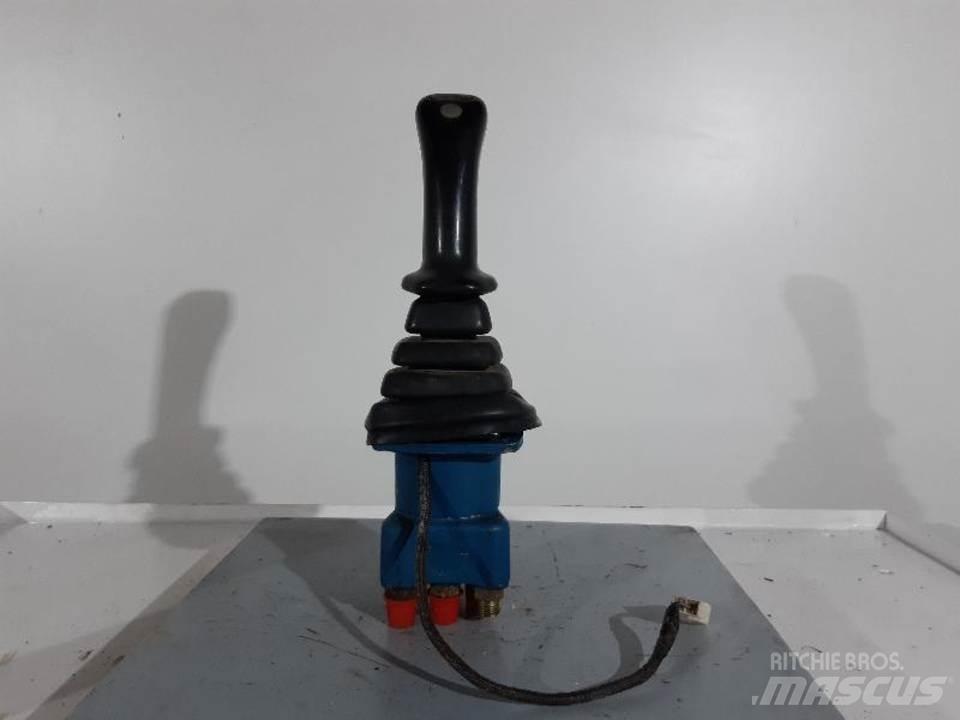 CAT M318 캐빈 및 인테리어