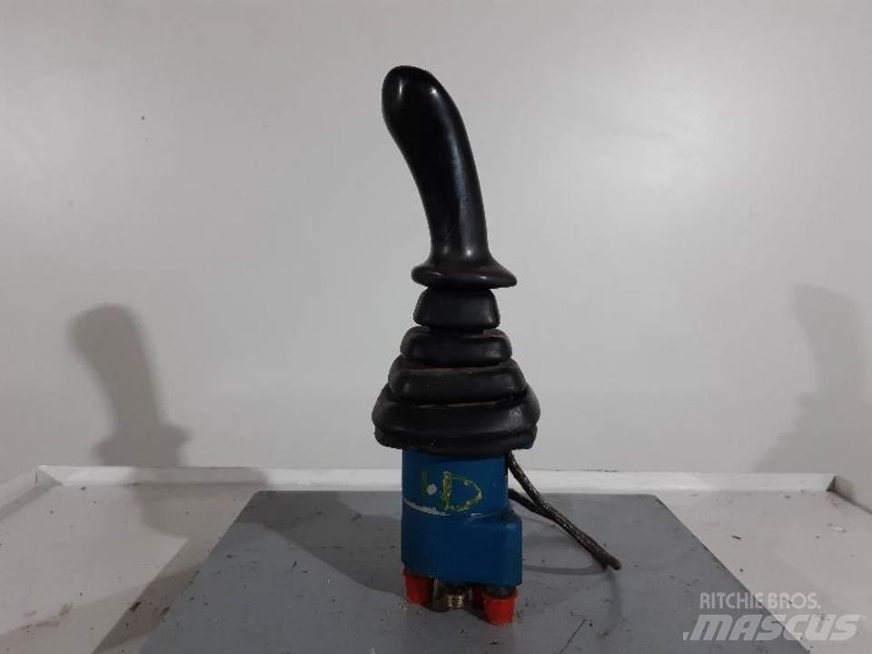 CAT M318 캐빈 및 인테리어