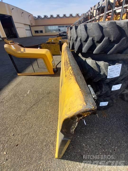 CAT M320F 캐빈 및 인테리어
