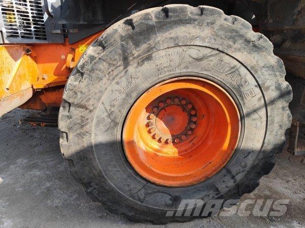 Hitachi ZW 220  휠로우더