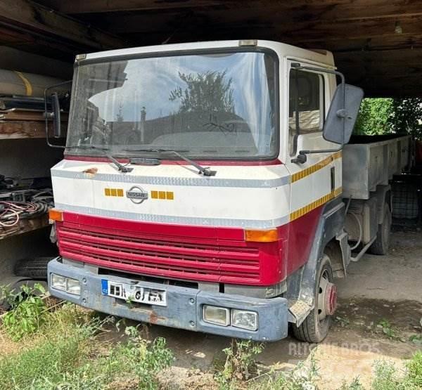 Nissan L351 훅 리프트 트럭