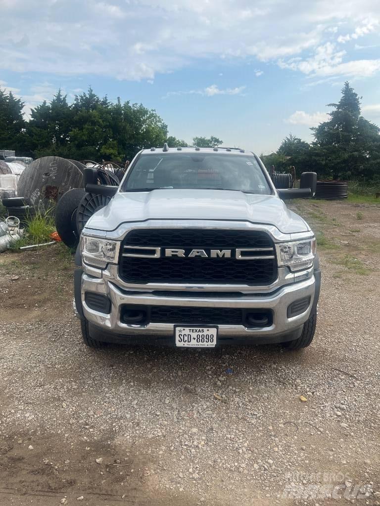 RAM 5500 플랫베드/드롭사이드 트럭