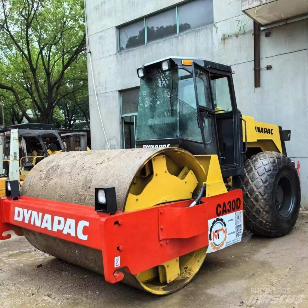 Dynapac CA30D 싱글 드럼 롤러