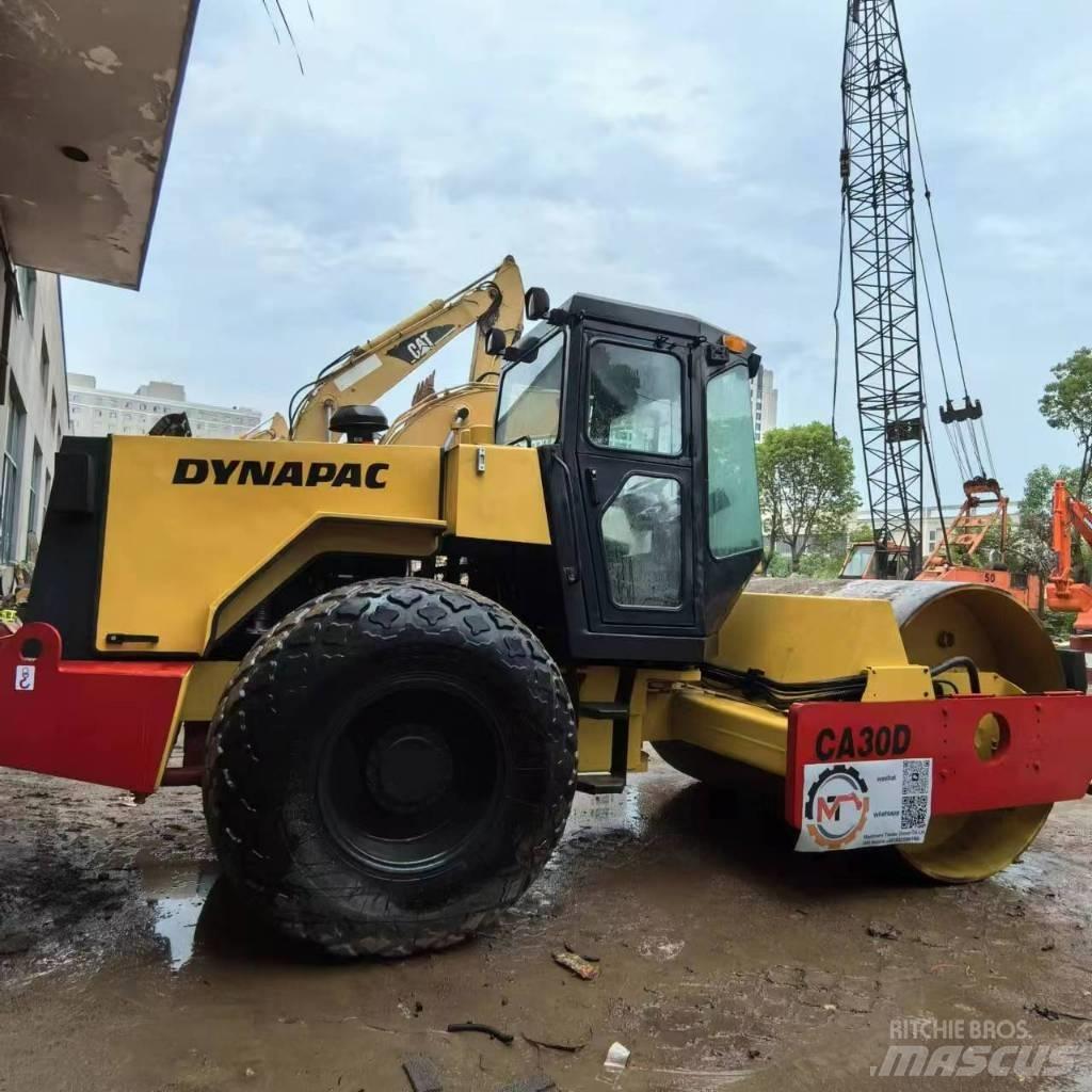 Dynapac CA30D 싱글 드럼 롤러