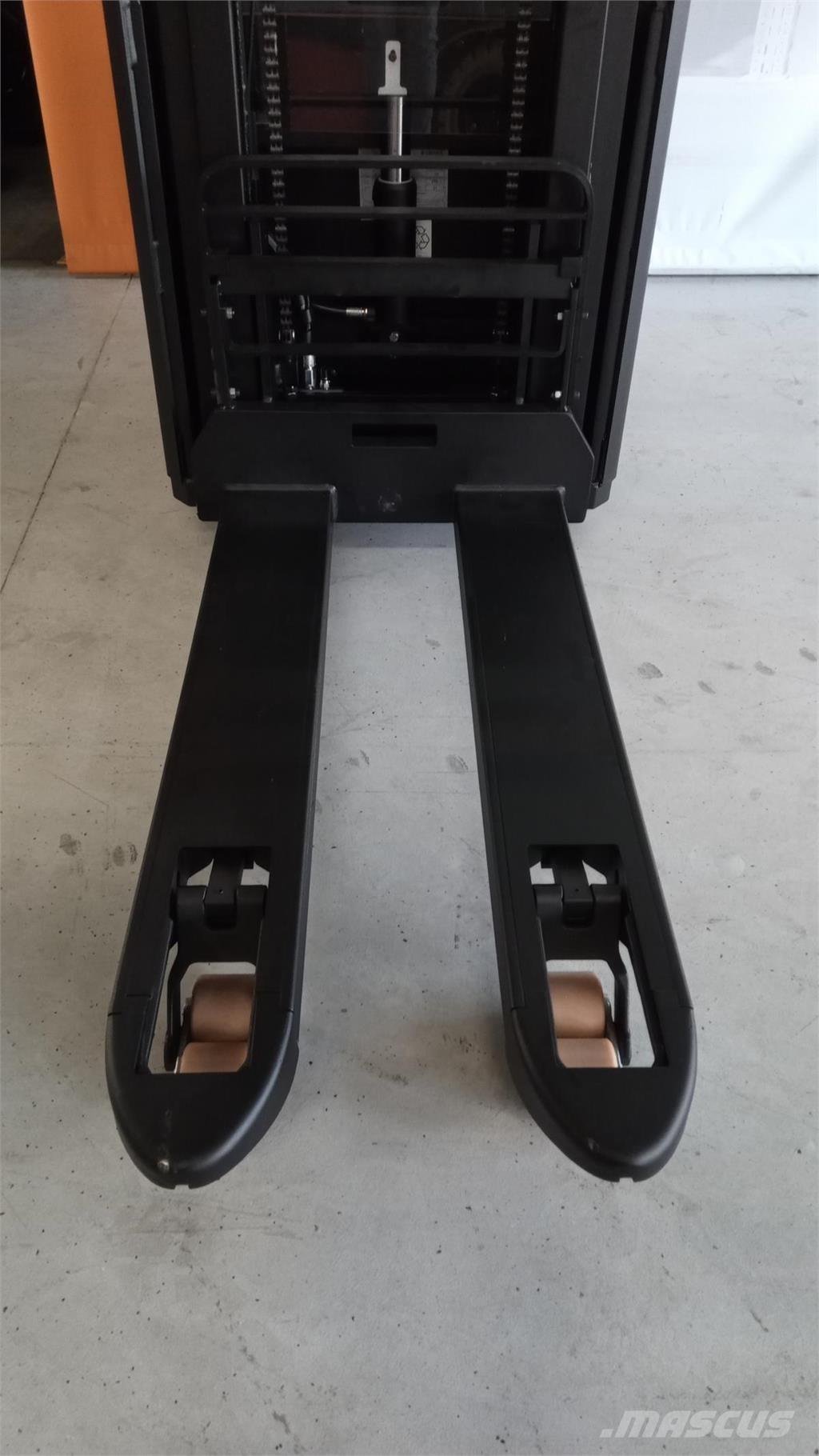 Toyota SPE200D 보행식 리치 지게차