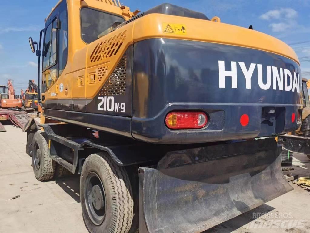 Hyundai R210W-9  휠 굴삭기