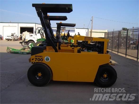 Basic 700 공기 타이어 롤러