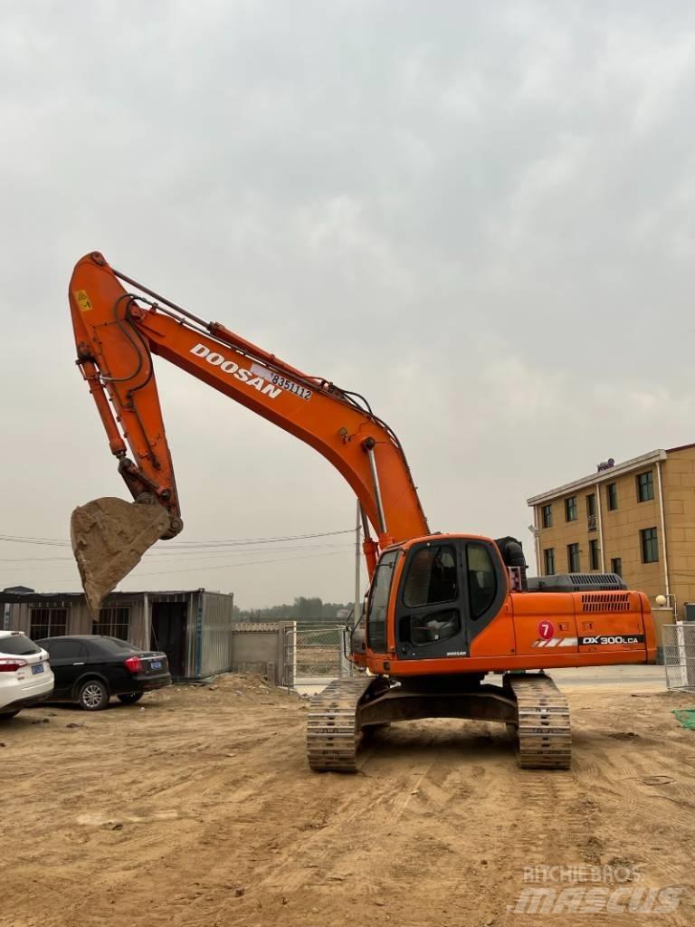 Doosan DX300LCA 대형 굴삭기 29톤 이상