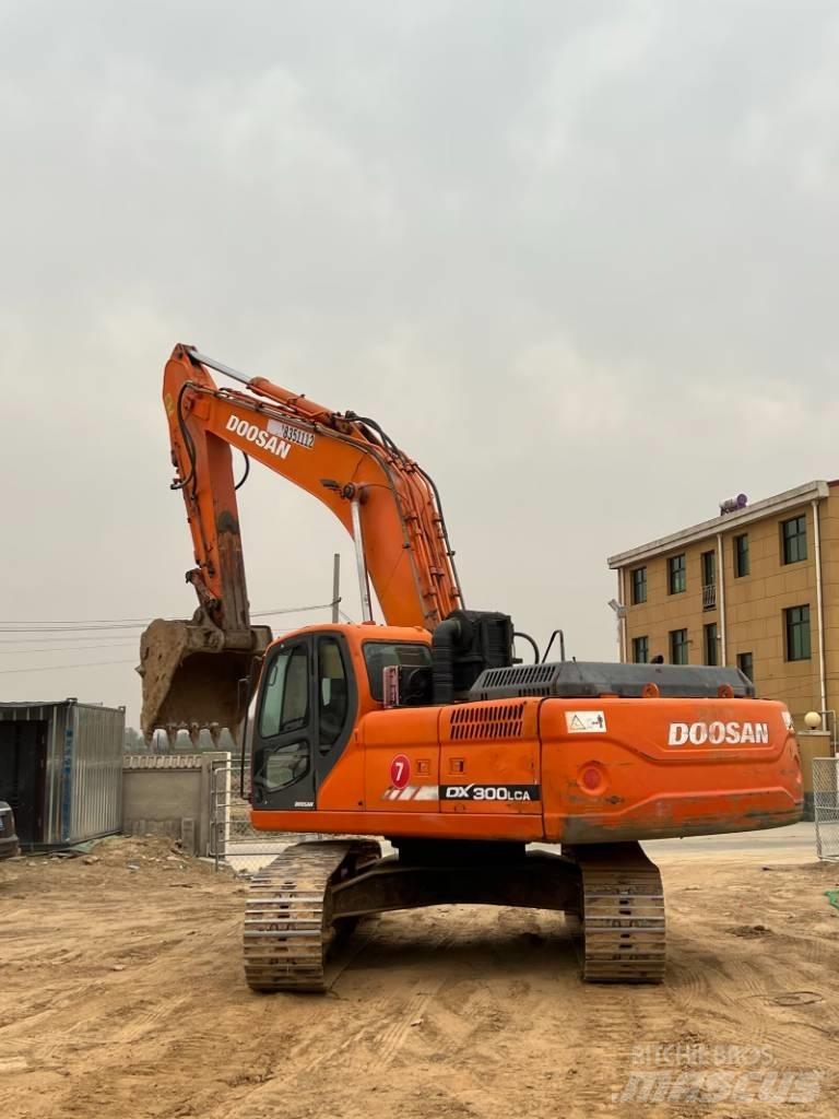 Doosan DX300LCA 대형 굴삭기 29톤 이상
