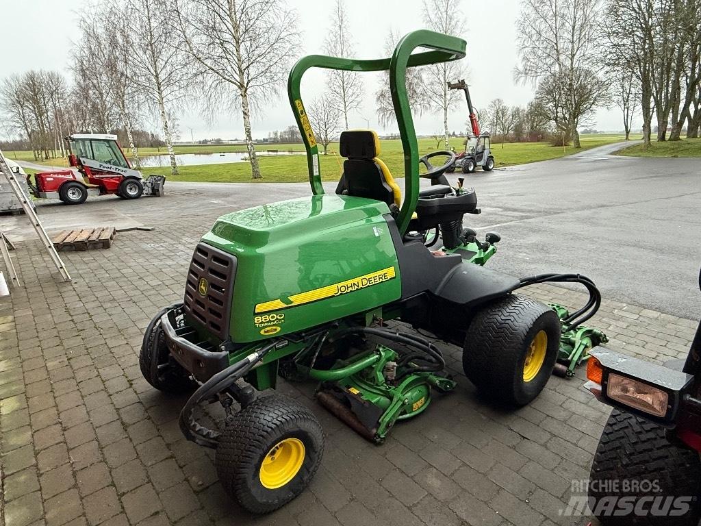 John Deere 8800 탑승형 잔디깎기