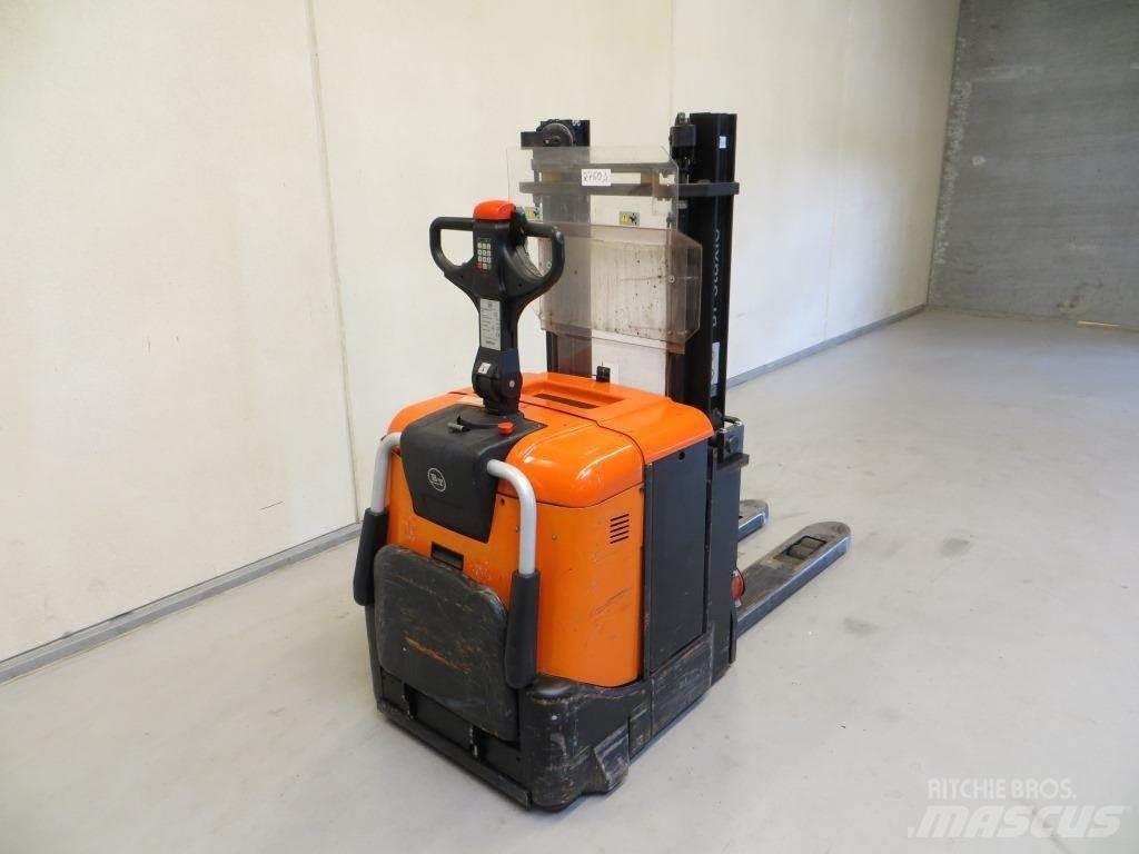 BT SPE125 보행식 리치 지게차