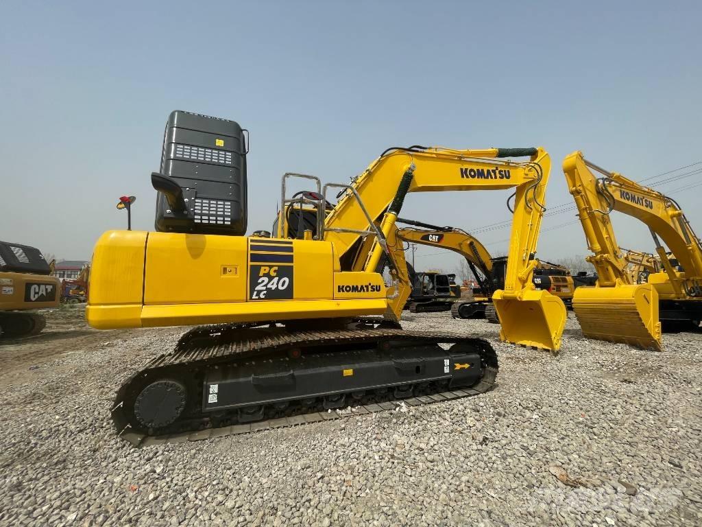 Komatsu PC 240 대형 굴삭기 29톤 이상