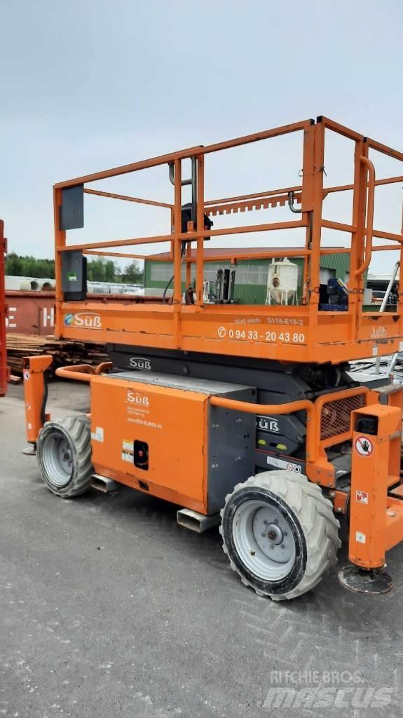 SkyJack SJ 6832 RTE 가위형 리프트