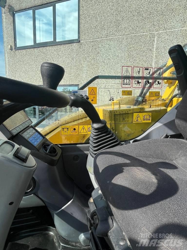 Komatsu PW98MR-10  휠 굴삭기