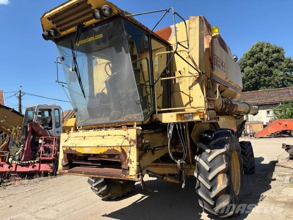 New Holland TF 44 콤바인 수확기