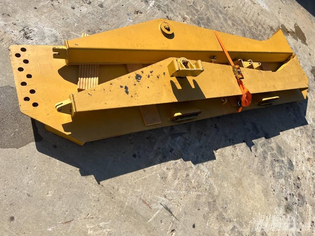 CAT 735 테일게이트