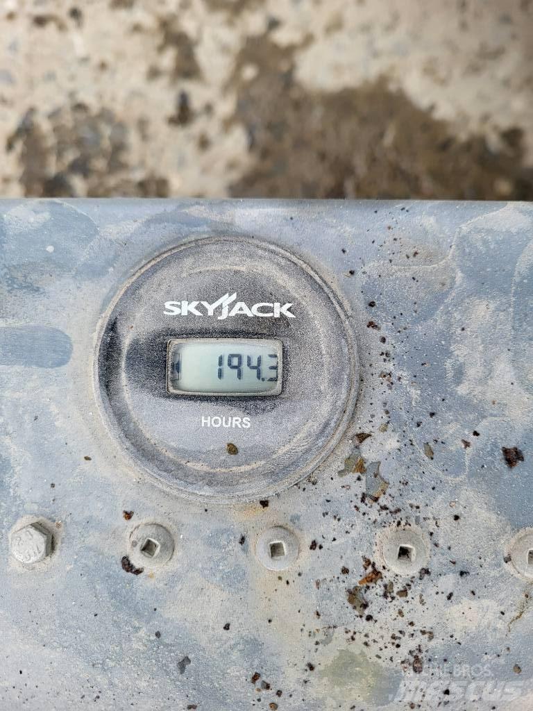 SkyJack 32/19 가위형 리프트
