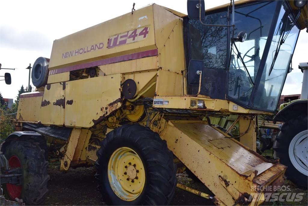 New Holland TF 44 콤바인 수확기