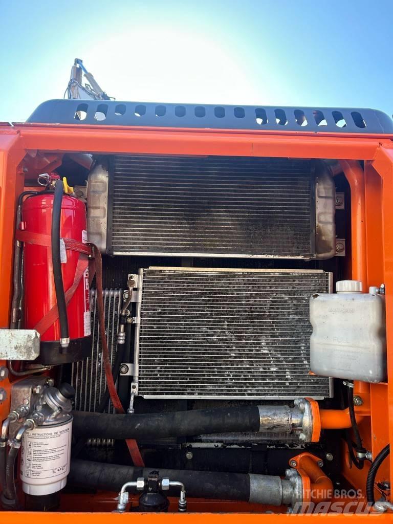 Doosan DX 210 W  휠 굴삭기